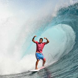 El francés Kauli Vaast reacciona después de recibir un tubo en la final por la medalla de oro de surf masculino, durante los Juegos Olímpicos de París 2024, en Teahupo'o, en la isla polinesia francesa de Tahití. | Foto:JEROME BROUILLET / AFP