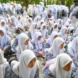 Estudiantes de secundaria participan en un simulacro de terremoto y tsunami como parte de un programa de educación sobre desastres en Banda Aceh, Indonesia. | Foto:CHAIDEER MAHYUDDIN / AFP