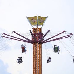 Imagen de personas divirtiéndose en un juego mecánico de una feria en el marco de la temporada vacacional de las fiestas agostinas, en el departamento de San Salvador, El Salvador. | Foto:Xinhua/Alexander Peña
