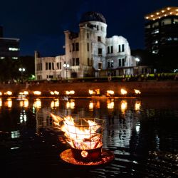 Imagen de un brasero lleno de astillas de madera que contienen mensajes de bendición flota en un río en conmemoración de las víctimas del bombardeo atómico en el Parque Memorial de la Paz de Hiroshima, en Hiroshima, Japón. | Foto:Xinhua/Zhang Xiaoyu