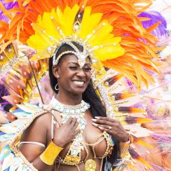 Imagen de una juerguista participando en el Gran Desfile del Carnaval Caribeño de Toronto 2024, en Toronto, Canadá. | Foto:Xinhua/Zou Zheng