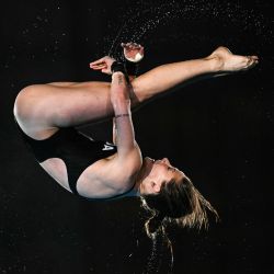 La canadiense Caeli Mckay compite en la prueba preliminar de salto de plataforma de 10 metros femenino durante los Juegos Olímpicos de París 2024 en el Centro Acuático de Saint-Denis, al norte de París. | Foto:OLI SCARFF / AFP