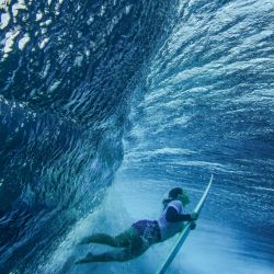 La costarricense Brisa Hennessy se lanza sobre una ola en la final por la medalla de bronce de surf femenino, durante los Juegos Olímpicos de París 2024, en Teahupo'o, en la isla polinesia francesa de Tahití. | Foto:Ben Thouard / POOL / AFP