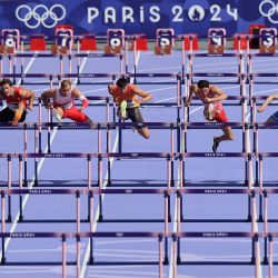 Liu Junxi de China compite durante la serie de repesca de 110m vallas masculino de atletismo en los Juegos Olímpicos de París 2024, en París, Francia. | Foto:Xinhua/Li Gang