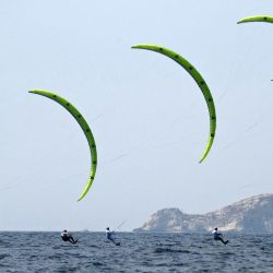 Los competidores participan en la carrera 8 del evento masculino de kitesurf de fórmula kite, antes de una interrupción, durante la competencia de vela de los Juegos Olímpicos de París 2024 en la Marina Roucas-Blanc en Marsella. | Foto:CHRISTOPHE SIMON / AFP
