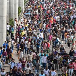 Manifestantes antigubernamentales marchan hacia la residencia del primer ministro de Bangladesh en Dacca. Las protestas en Bangladesh, que comenzaron como manifestaciones lideradas por estudiantes contra las reglas de contratación del gobierno en julio, culminaron con la huida del primer ministro y el anuncio del ejército de que formaría un gobierno interino. | Foto:MUNIR UZ ZAMAN / AFP