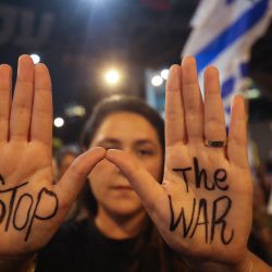 Partidarios y familiares de israelíes tomados como rehenes por militantes palestinos en la Franja de Gaza desde octubre levantan carteles durante una manifestación para exigir su liberación en Tel Aviv, en medio del conflicto en curso en la Franja de Gaza entre Israel y el movimiento militante palestino Hamás. | Foto:GIL COHEN-MAGEN / AFP