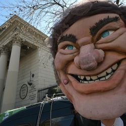 Un muñeco que representa al presidente argentino Javier Milei es visto junto a la Catedral de Argentina en la Plaza de Mayo, donde los manifestantes se reúnen contra el gobierno de Milei después de marchar desde la Iglesia de San Cayetano en Buenos Aires. Cada año, en su día, San Cayetano, el santo patrono del trabajo y el pan, atrae a miles de fieles católicos en busca de empleo. | Foto:JUAN MABROMATA / AFP