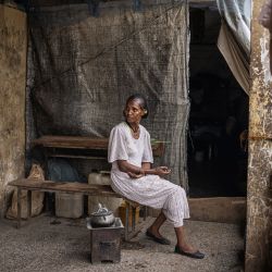 Una persona desplazada internamente cocina en el exterior de su refugio improvisado instalado en el balcón de una escuela en el campamento de desplazados internos de Tshehaye, en Shire, región de Tigray. A pesar de un acuerdo de paz firmado en noviembre de 2022, la Oficina de las Naciones Unidas para la Coordinación de Asuntos Humanitarios (OCHA) estima que todavía hay 1,1 millones de desplazados internos en la región etíope de Tigray, devastada por el conflicto. | Foto:Michele Spatari / AFP