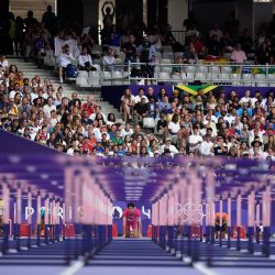 Xu Zhuoyi de China reacciona previo a la semifinal de 110m vallas masculino de atletismo en los Juegos Olímpicos de París 2024, en París, Francia. | Foto:Xinhua/Lui Siu Wai