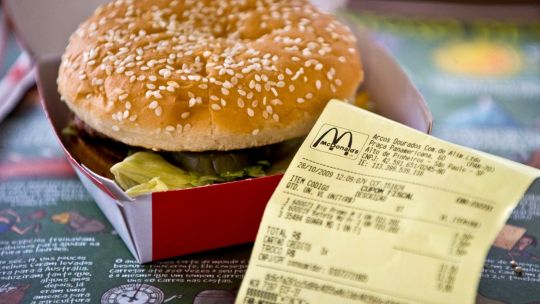 Índice Big Mac: el peso argentino está 19% sobrevaluado y el dólar teórico supera los $1.750