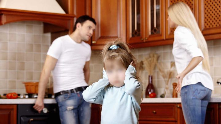 Padres discutiendo delante de sus hijos.