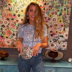 Blake Lively luce sus nuevos "Jeans" florales
