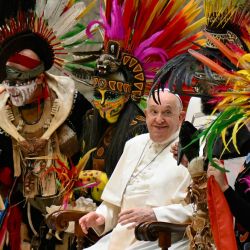 El papa Francisco se reúne con un grupo de mexicanos vestidos de aztecas durante la audiencia general semanal en el Aula Pablo VI del Vaticano. | Foto:ALBERTO PIZZOLI / AFP