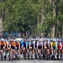 El pelotón de ciclistas pedalea durante la carrera de ciclismo en ruta femenina durante los Juegos Olímpicos de París 2024 en París. | Foto:Li Yibo / POOL / AFP
