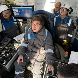 Esta fotografía difundida por la Presidencia argentina muestra al presidente argentino Javier Milei operando equipos de la petrolera estatal YPF (Yacimientos Petrolíferos Fiscales) durante una visita al campo petrolero Vaca Muerta cerca de Añelo, provincia de Neuquén, Argentina. | Foto:Handout / Presidencia argentina / AFP