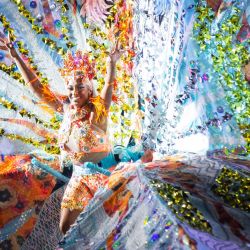 Imagen de una competidora disfrazada realizando una actuación durante la presentación del Rey y Reina del Carnaval Caribeño de Toronto 2024, en Toronto, Canadá. | Foto:Xinhua/Zou Zheng