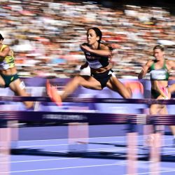 La británica Katarina Johnson-Thompson compite en los 100 metros con vallas de heptatlón femenino de los Juegos Olímpicos de París 2024 en el Stade de France en Saint-Denis, al norte de París. | Foto:Ben Stansall / AFP