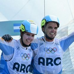 Los medallistas de plata argentinos Mateo Majdalani y Eugenia Bosco celebran después de la carrera por las medallas del evento multicasco mixto Nacra 17 durante la competencia de vela de los Juegos Olímpicos de París 2024 en la Marina Roucas-Blanc en Marsella. | Foto:CHRISTOPHE SIMON / AFP