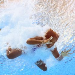 Una vista submarina muestra a la cubana Anisley García Navarro compitiendo en la semifinal de salto de trampolín de 3 metros durante los Juegos Olímpicos de París 2024 en el Centro Acuático de Saint-Denis, al norte de París. | Foto:OLI SCARFF / AFP