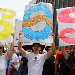Venezolanos residentes en Colombia participan en una protesta contra la disputada victoria del presidente venezolano Nicolás Maduro en las elecciones presidenciales, en Medellín, Colombia. | Foto:JAIME SALDARRIAGA / AFP