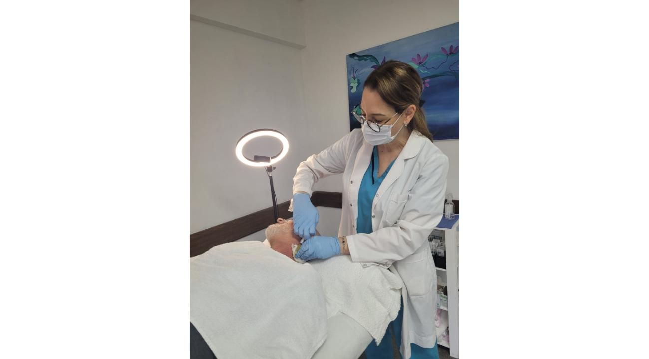 Resaltando la Belleza Natural en la Medicina Estética: Entrevista con la Dra. Elizabeth de Leo