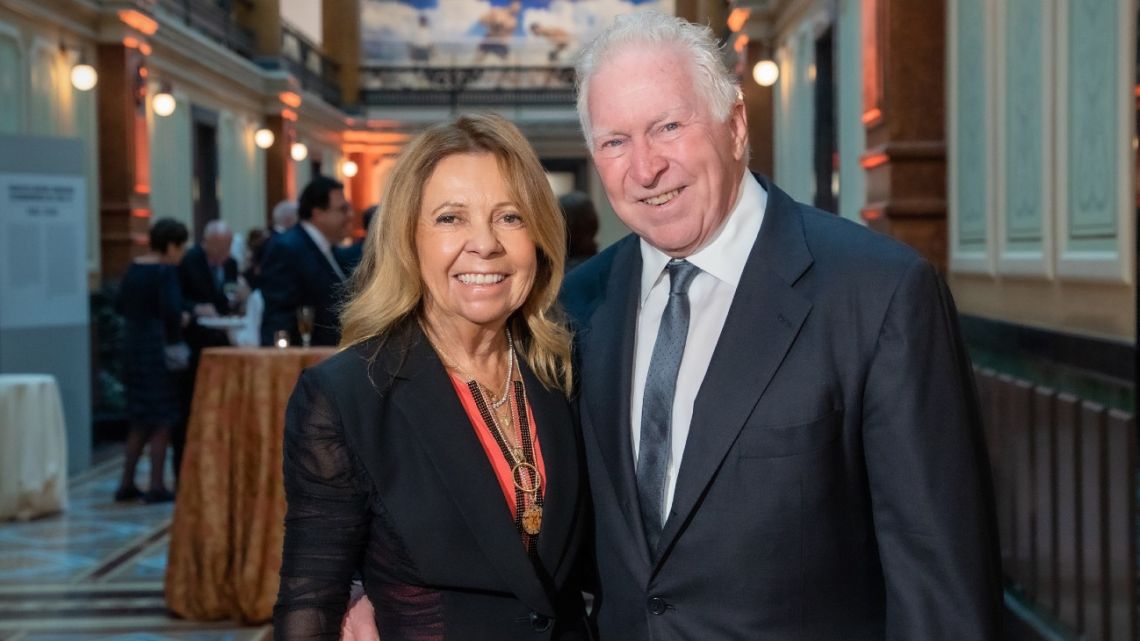 Quién es el multimillonario que piensa que puede curar el virus del Sida en el mundo