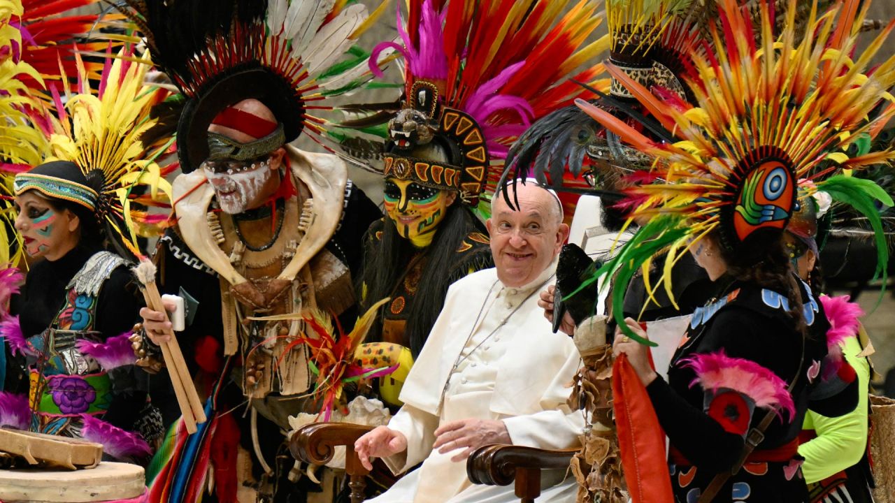 El papa Francisco se reúne con un grupo de mexicanos vestidos de aztecas durante la audiencia general semanal en el Aula Pablo VI del Vaticano. | Foto:ALBERTO PIZZOLI / AFP