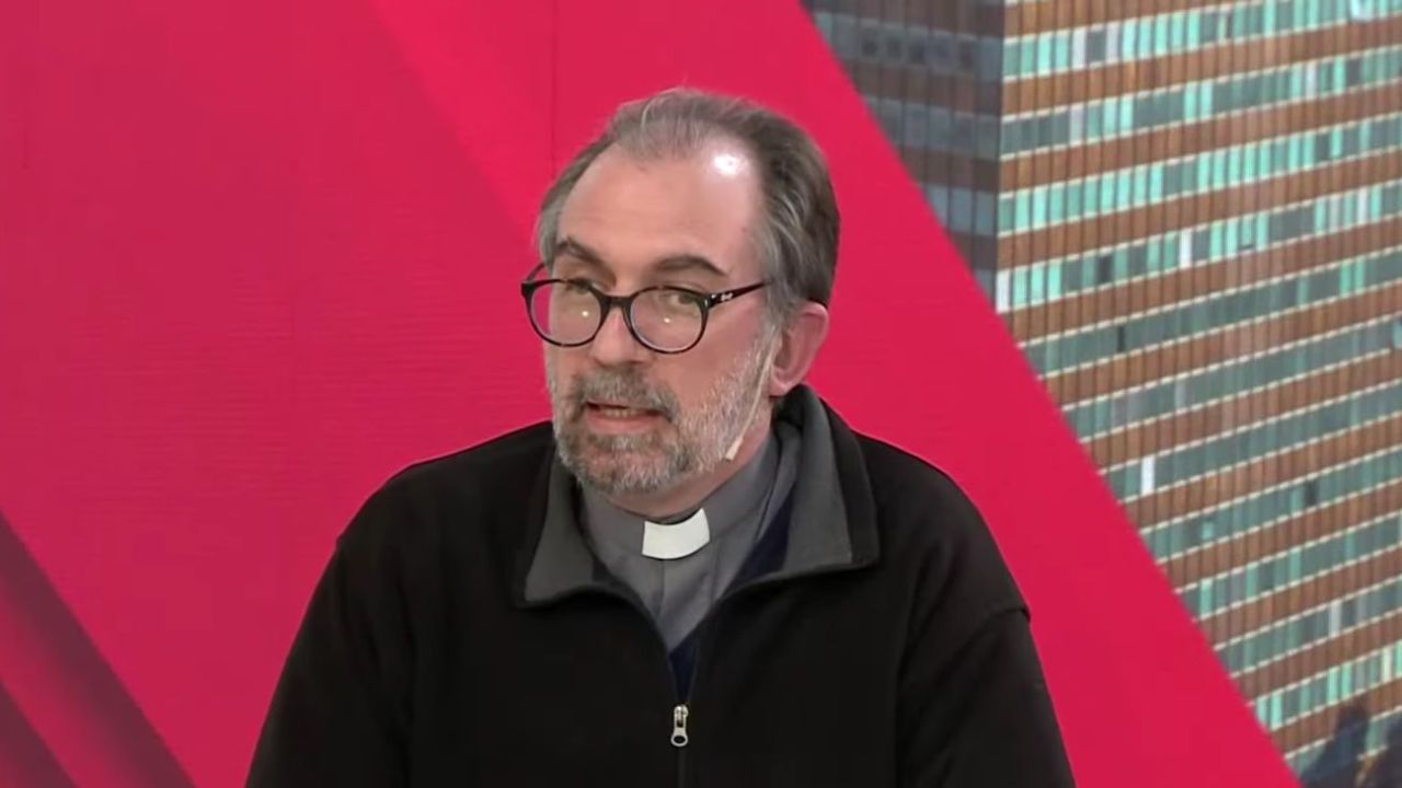 Monseñor Gustavo Carrara durante la entrevista