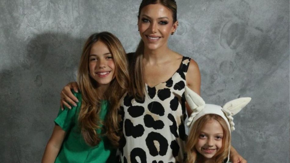 Así fue el primer día de colegio de las hijas de Evangelina Anderson y Martín Demichelis 