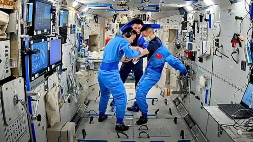 Astronautas chinos probaron la alarma de incendios y tomaron de muestras de sangre en el espacio