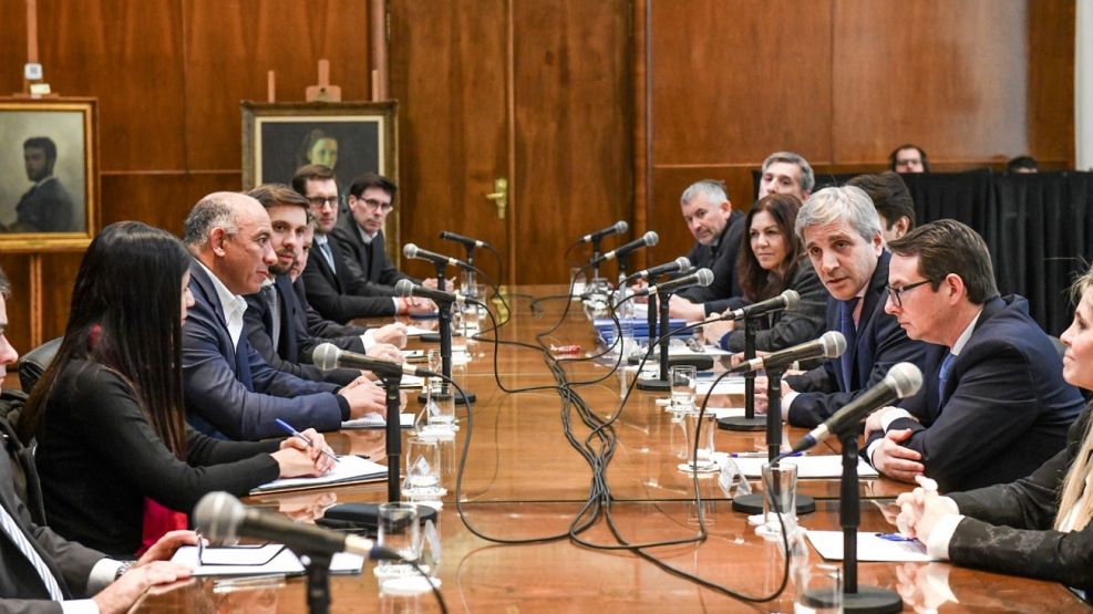 Luis Caputo y los ministros de Economía de las provincias