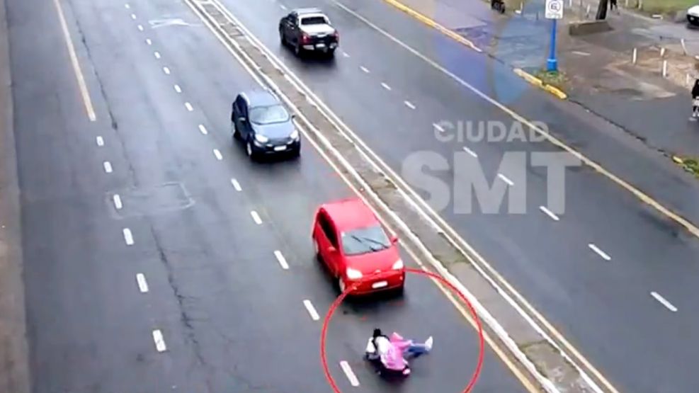 Milagro: se resbalaron cruzando una avenida, las atropellaron y solo tuvieron heridas menores