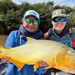 El clima no acompañó a los pescadores que, no obstante, buscaron la alternativa para seguir disfrutando de la actividad.