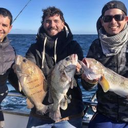 El clima no acompañó a los pescadores que, no obstante, buscaron la alternativa para seguir disfrutando de la actividad.