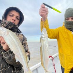 El clima no acompañó a los pescadores que, no obstante, buscaron la alternativa para seguir disfrutando de la actividad.