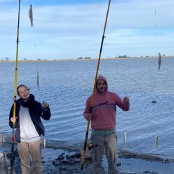 El clima no acompañó a los pescadores que, no obstante, buscaron la alternativa para seguir disfrutando de la actividad.