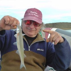 El clima no acompañó a los pescadores que, no obstante, buscaron la alternativa para seguir disfrutando de la actividad.