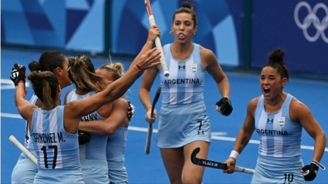 Las Leonas made history again: team wins bronze at the Olympic Games by penalty shootout against Belgium.