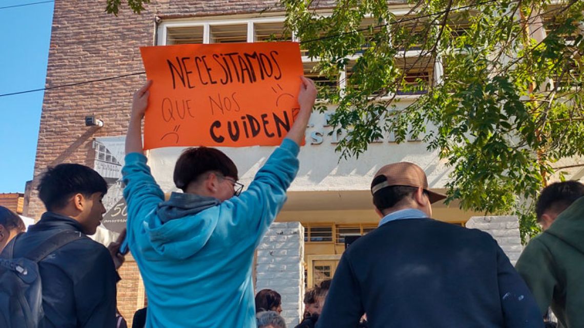 Cordoba: A school calls for increased security after being attacked and robbed by students from another school