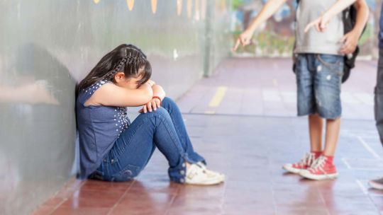 Portugal prohíbe celulares en las escuelas tras descender los casos de bullying y en Córdoba se reanima el debate
