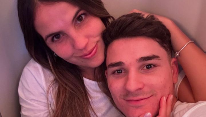 Emilia Ferrero y Julián Álvarez mostraron por primera vez la carita de su bebé 