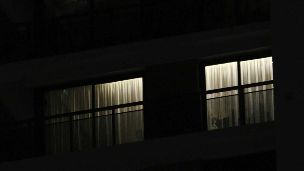 La ventana del departamento de Alberto Fernández en Puerto Madero, allanado este viernes por la Justicia.