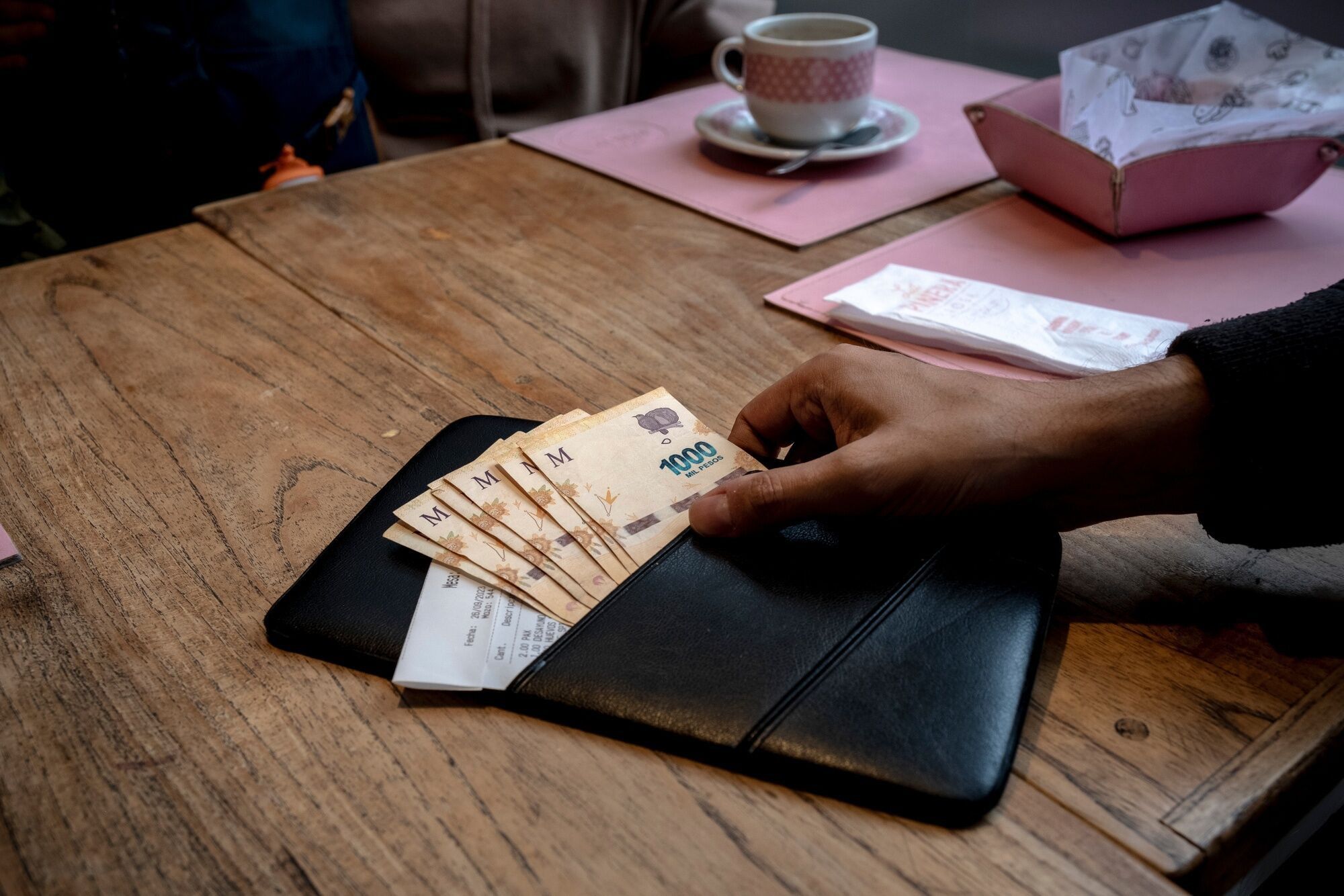 Argentine Peso to Keep Weakening If Dollarization Looks Likely