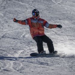 Esquel sigue con nieve a full, especial para practicar snowboard.