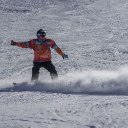 Esquel sigue con nieve a full, especial para practicar snowboard.
