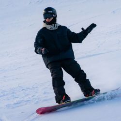 Esquel sigue con nieve a full, especial para practicar snowboard.