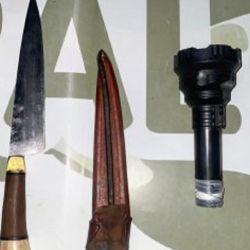 Se les incautó un cuchillo de gran porte y una linterna.