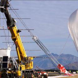 Se infla un globo científico para el vuelo de prueba antes de ser lanzado.