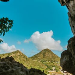 Aruba tiene 130 mil habitantes y es una colonia holandesa que se rige bajo el gobierno del país europeo. El florín arubeño es su moneda oficial y se hablan más de cuatro idiomas. 